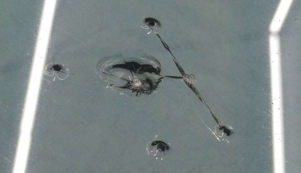 Ремонт сколов и трещин на лобовом стекле автомобиля.