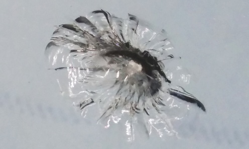 Скол на лобовом стекле автомобиля.