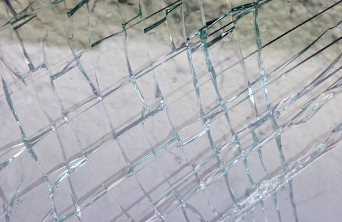 Трещины лобового стекла автомобиля.